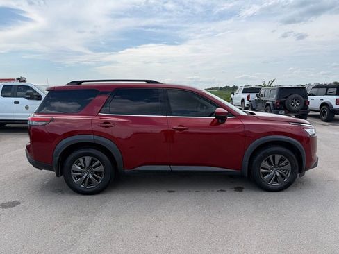 Used 2022 Nissan Pathfinder SV w/ SV Premium Package FWD image 17