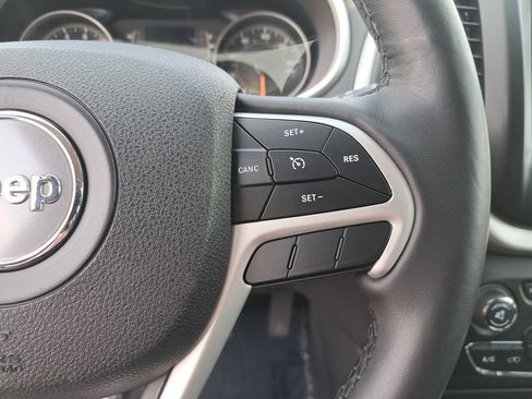 Used 2018 Jeep Cherokee Latitude Plus w/ Cold Weather Group AWD/4WD image 17