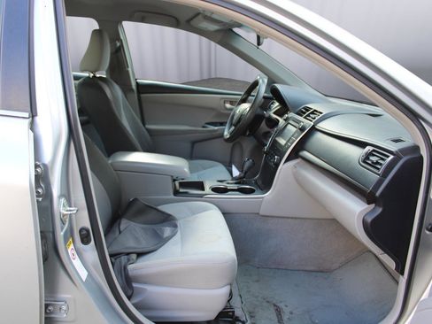 Used 2017 Toyota Camry LE image 11