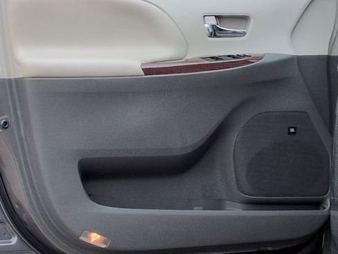 Used 2014 Toyota Sienna XLE w/ XLE Premium Package FWD image 13