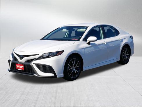 Certified 2024 Toyota Camry SE FWD image 3