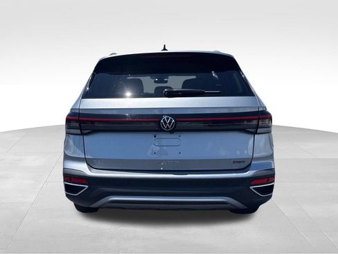 Used 2025 Volkswagen Taos SE AWD/4WD image 10
