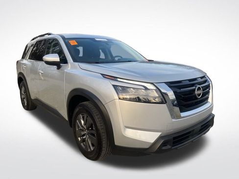 Used 2024 Nissan Pathfinder SV image 16