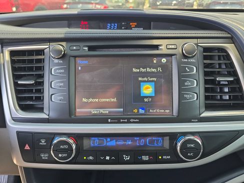 Used 2018 Toyota Highlander Plus FWD image 17
