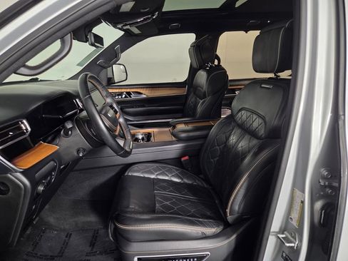 Used 2022 Jeep Grand Wagoneer Series III AWD/4WD image 10