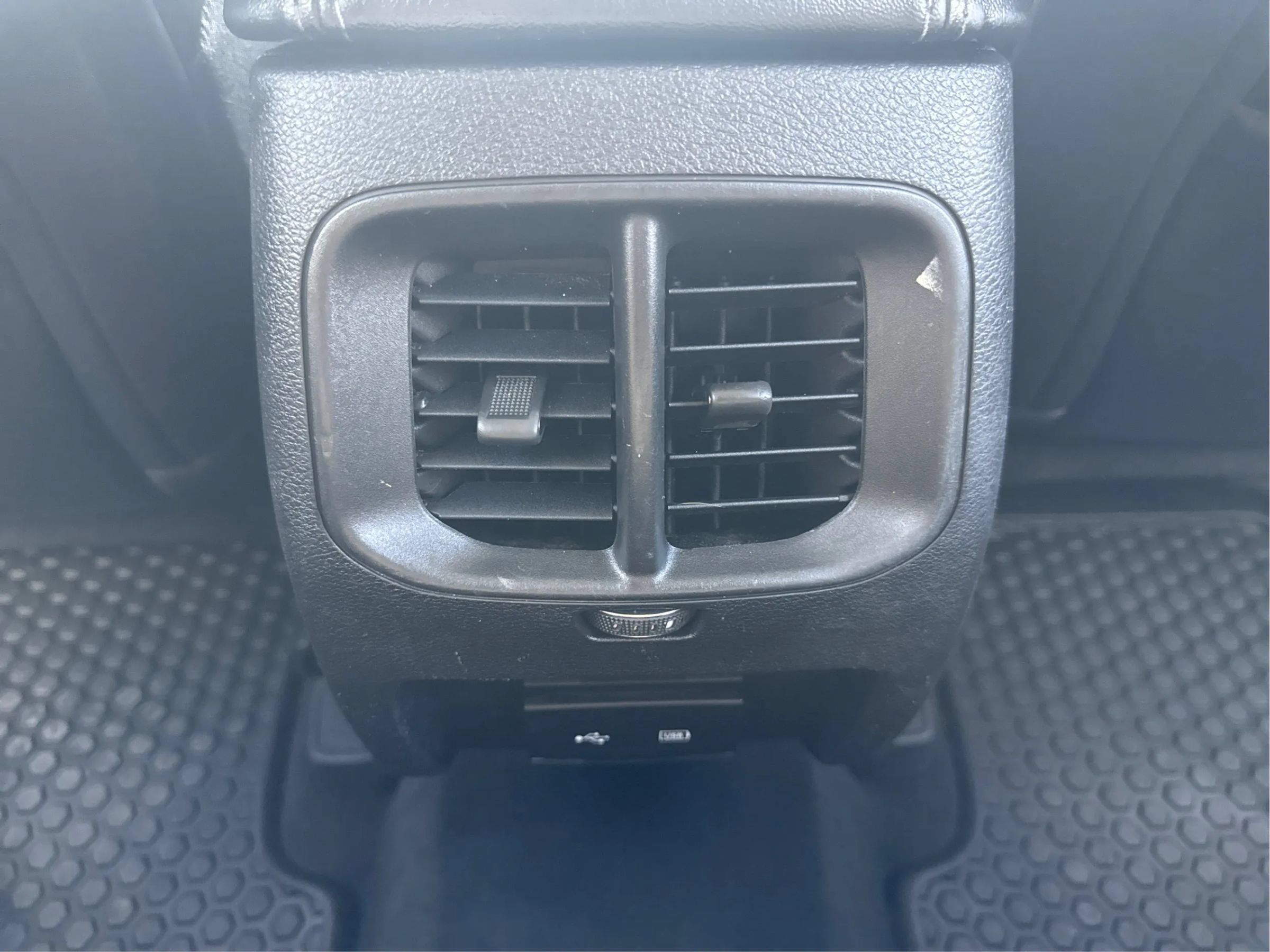 Used 2019 Jeep Cherokee Latitude Plus w/ Cold Weather Group AWD/4WD image 29