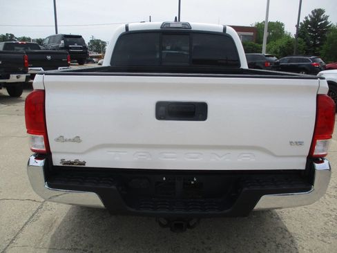 Used 2017 Toyota Tacoma SR5 w/ Tow Package AWD/4WD image 5