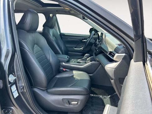 Used 2021 Toyota Highlander XLE AWD/4WD image 25
