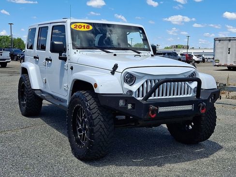 Used 2018 Jeep Wrangler Unlimited Sahara w/ Connectivity Group AWD/4WD image 2