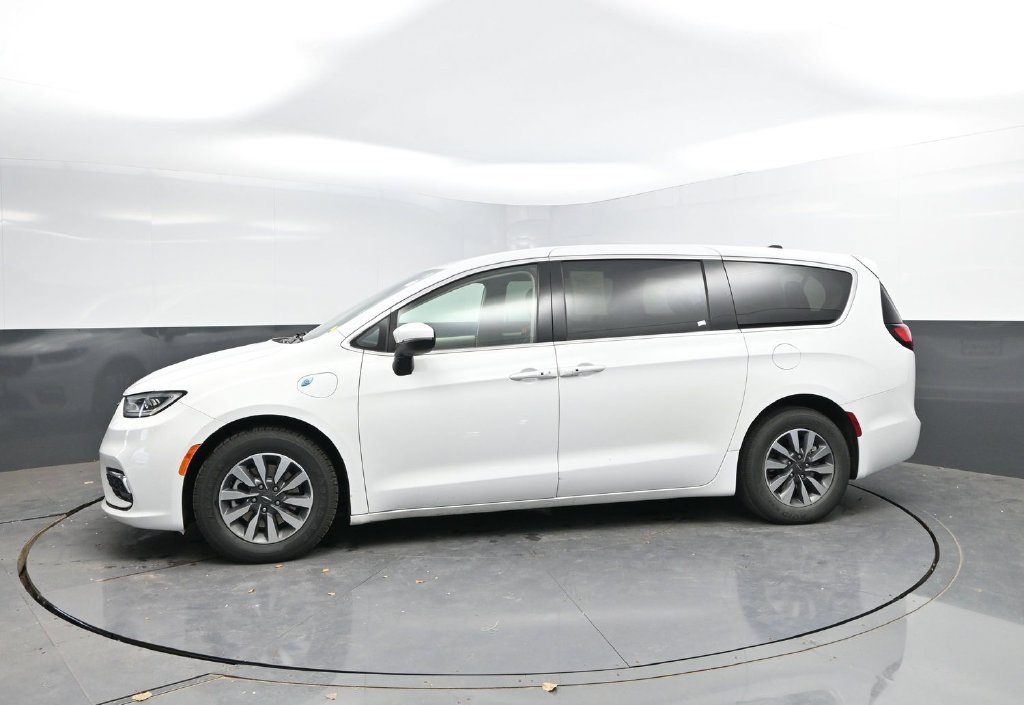 Used 2023 Chrysler Pacifica Touring-L FWD image 4