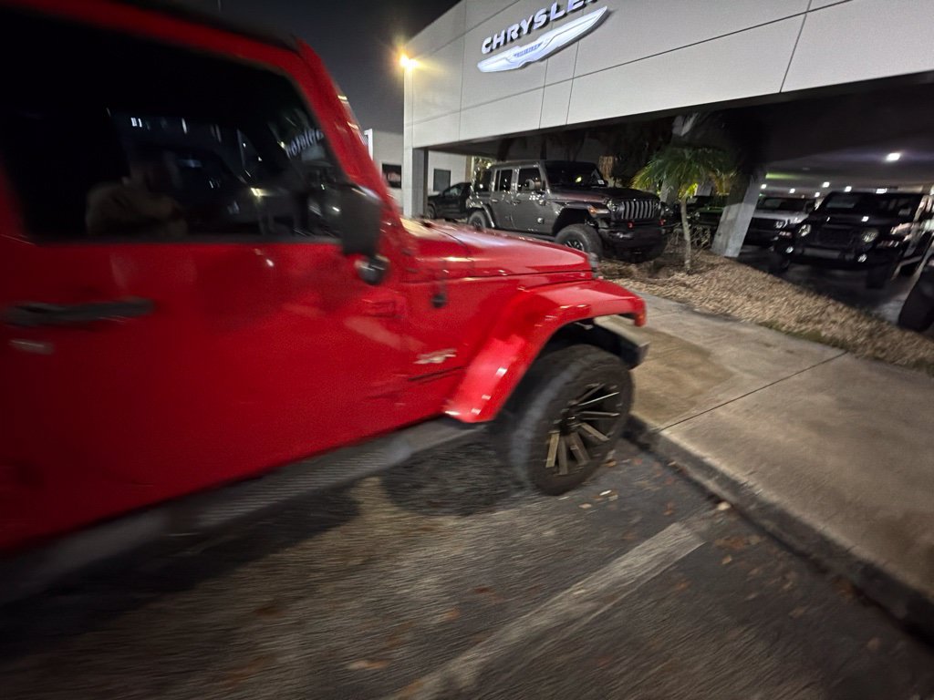 Used 2017 Jeep Wrangler Unlimited Sahara w/ Connectivity Group AWD/4WD image 35
