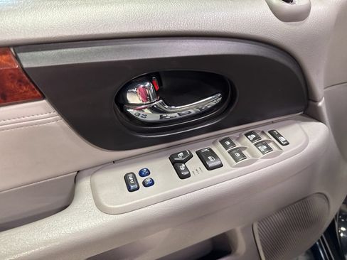 Used 2008 GMC Envoy Denali w/ Sun And 6-Disc Cd Package RWD image 26