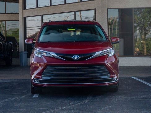 Used 2023 Toyota Sienna Limited FWD image 7