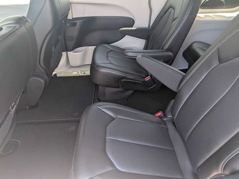 Used 2023 Chrysler Pacifica Touring-L AWD/4WD image 14