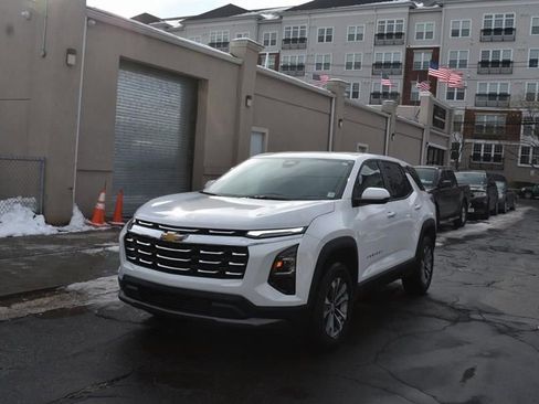 Used 2025 Chevrolet Equinox LT AWD/4WD image 2