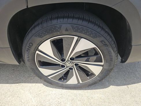 Used 2025 Volkswagen Taos SE AWD/4WD image 25