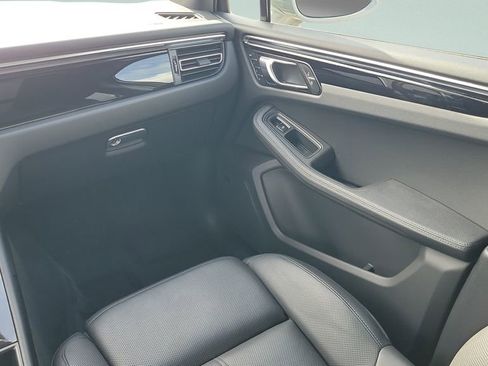 Used 2025 Porsche Macan AWD/4WD image 12