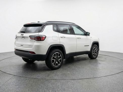 Used 2025 Jeep Compass Trailhawk AWD/4WD image 9