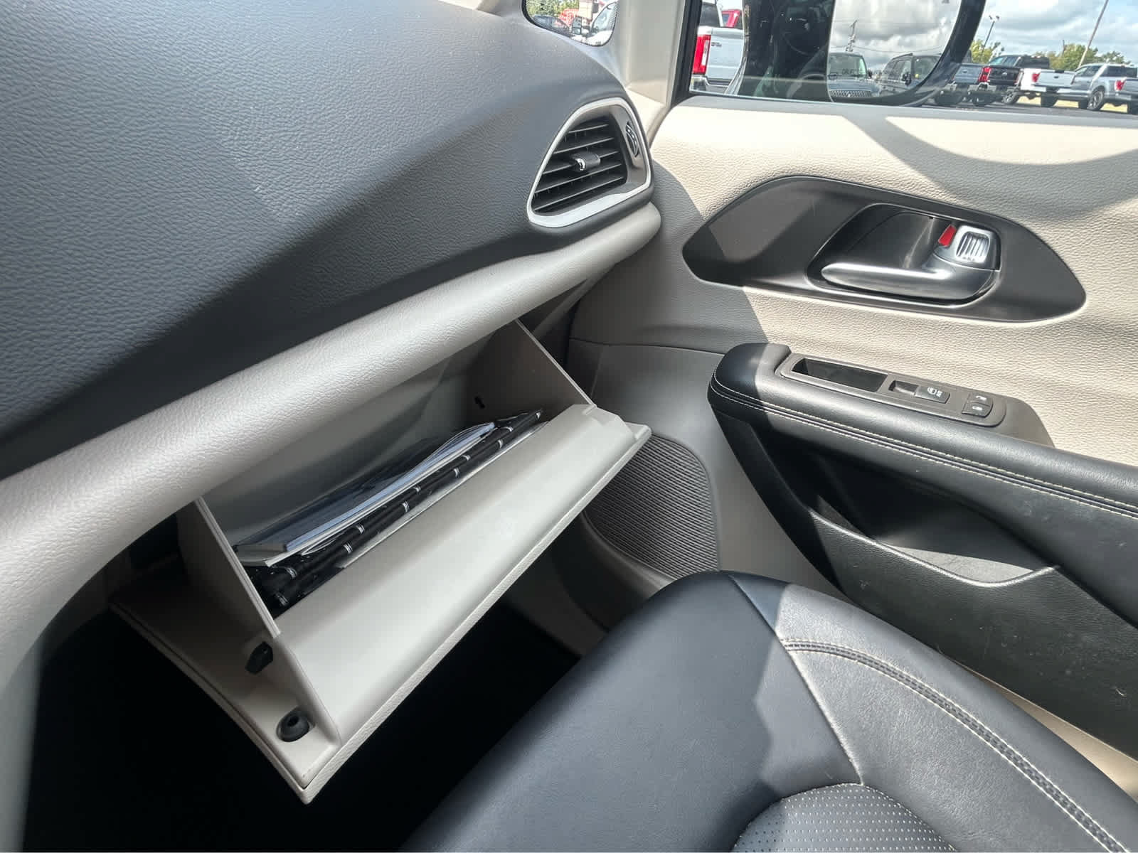 Used 2024 Chrysler Pacifica Touring-L FWD image 49