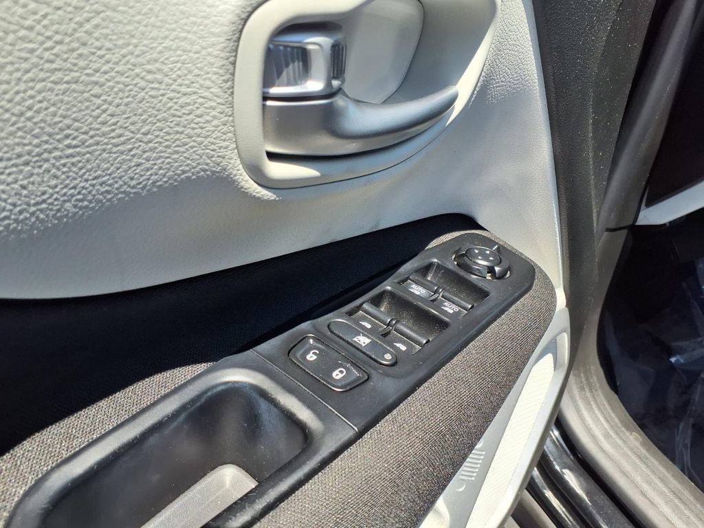 Used 2019 Jeep Renegade Latitude FWD image 26