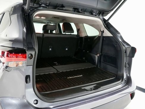 Used 2025 Toyota Highlander XLE image 10