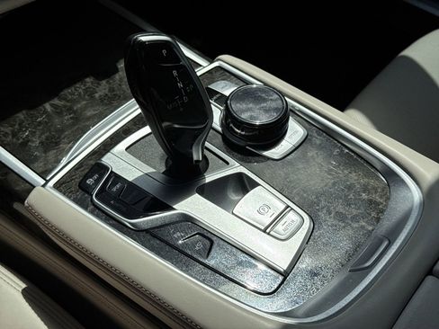 Used 2022 BMW 740i w/ Premium Package image 26