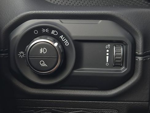 Used 2024 Jeep Gladiator Rubicon AWD/4WD image 17