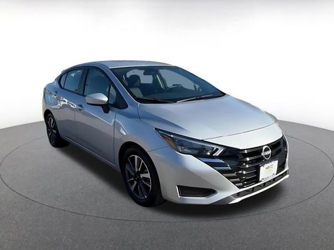 Used 2025 Nissan Versa SV image 3