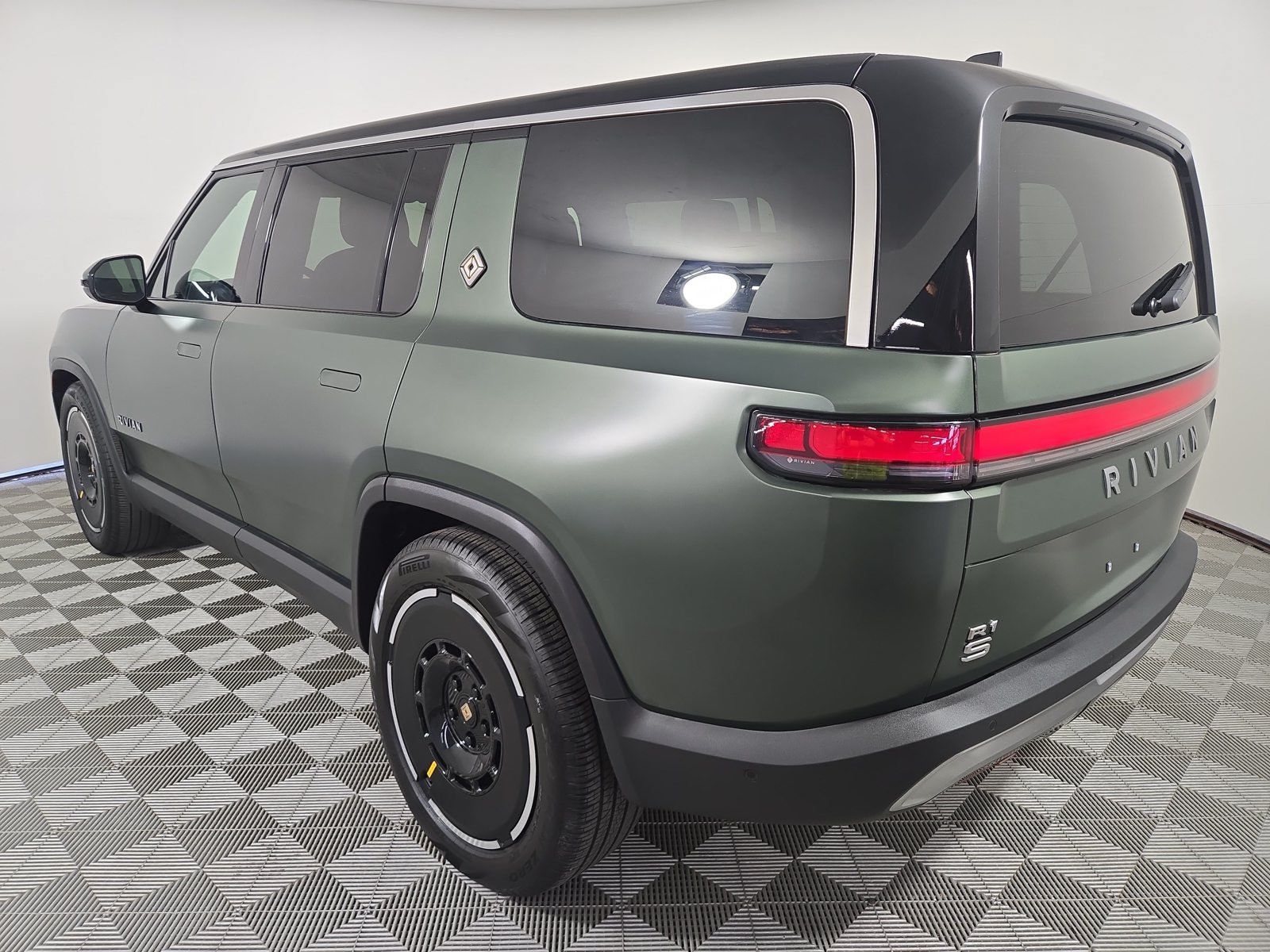 Used 2025 Rivian R1S Adventure Dual AWD/4WD image 3