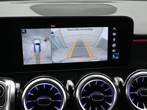 Used 2023 Mercedes-Benz GLB 250 4MATIC image 16