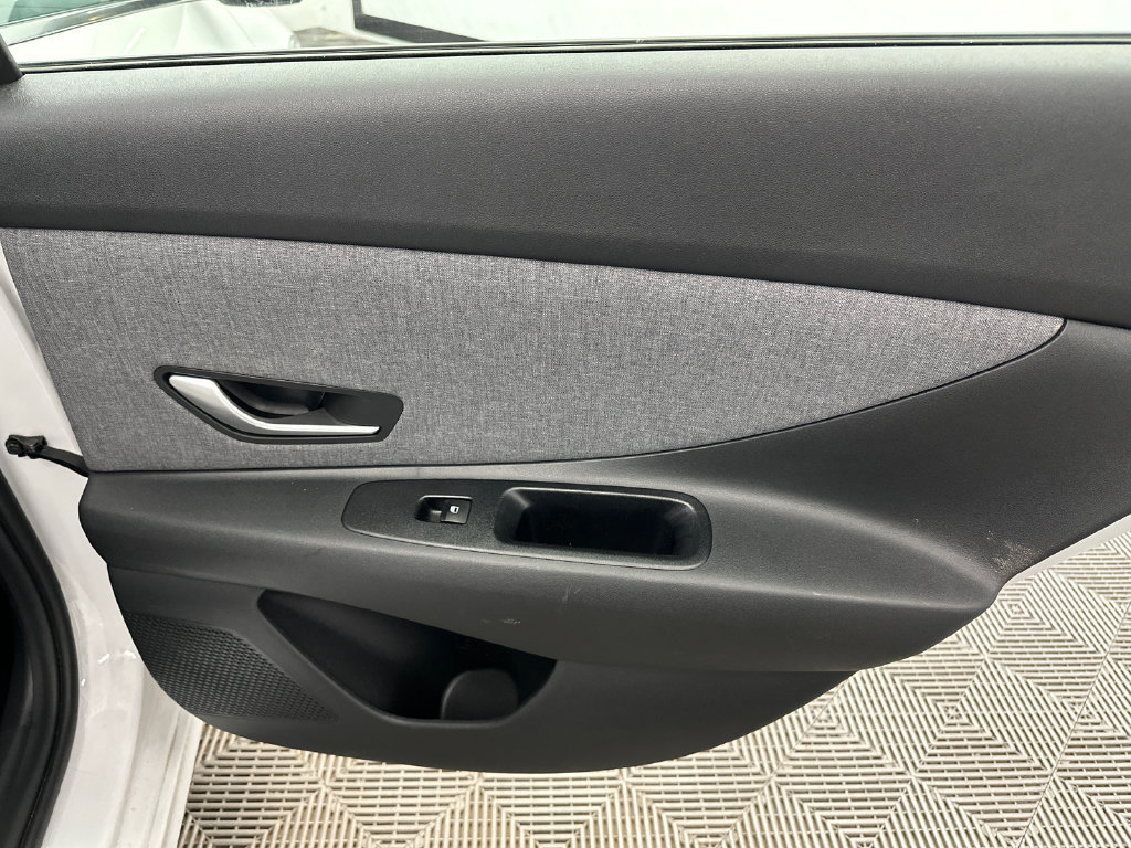 Used 2025 Hyundai Elantra Limited FWD image 18