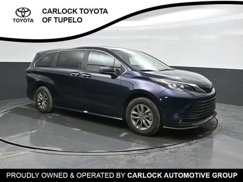 Used 2025 Toyota Sienna XLE image 5