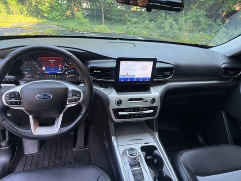 Used 2022 Ford Explorer XLT w/ Equipment Group 202A RWD image 23