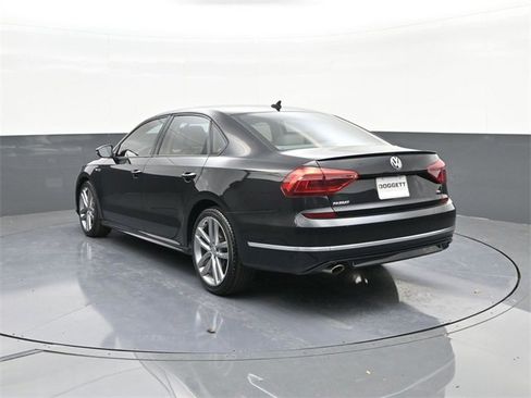 Used 2018 Volkswagen Passat 2.0T image 8