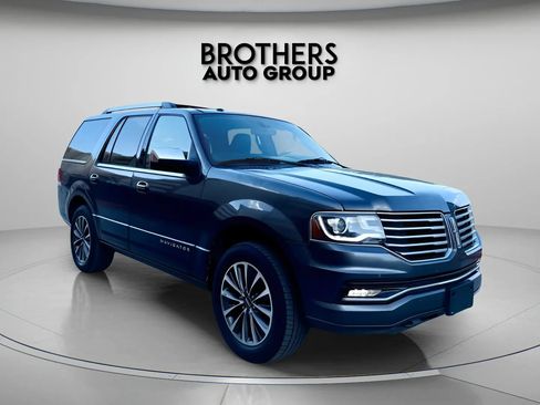 Used 2016 Lincoln Navigator Select RWD image 4