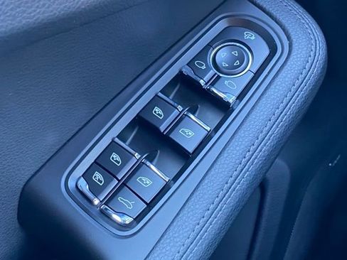 Certified 2025 Porsche Macan AWD/4WD image 24