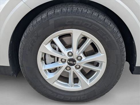 Used 2022 Kia Carnival LX image 10