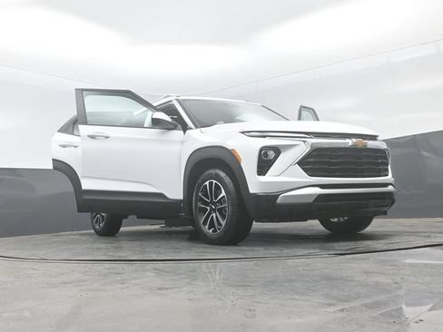 Used 2025 Chevrolet TrailBlazer LT AWD/4WD image 29