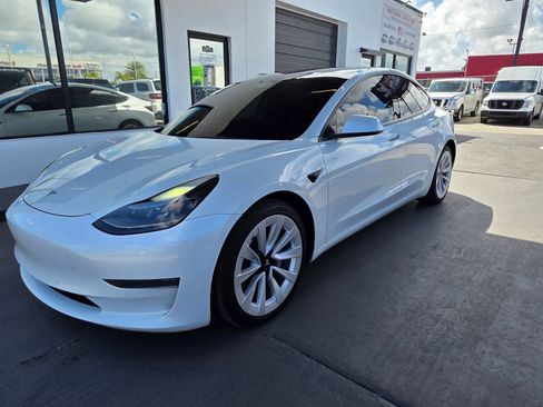 Used 2022 Tesla Model 3 Standard Range image 3