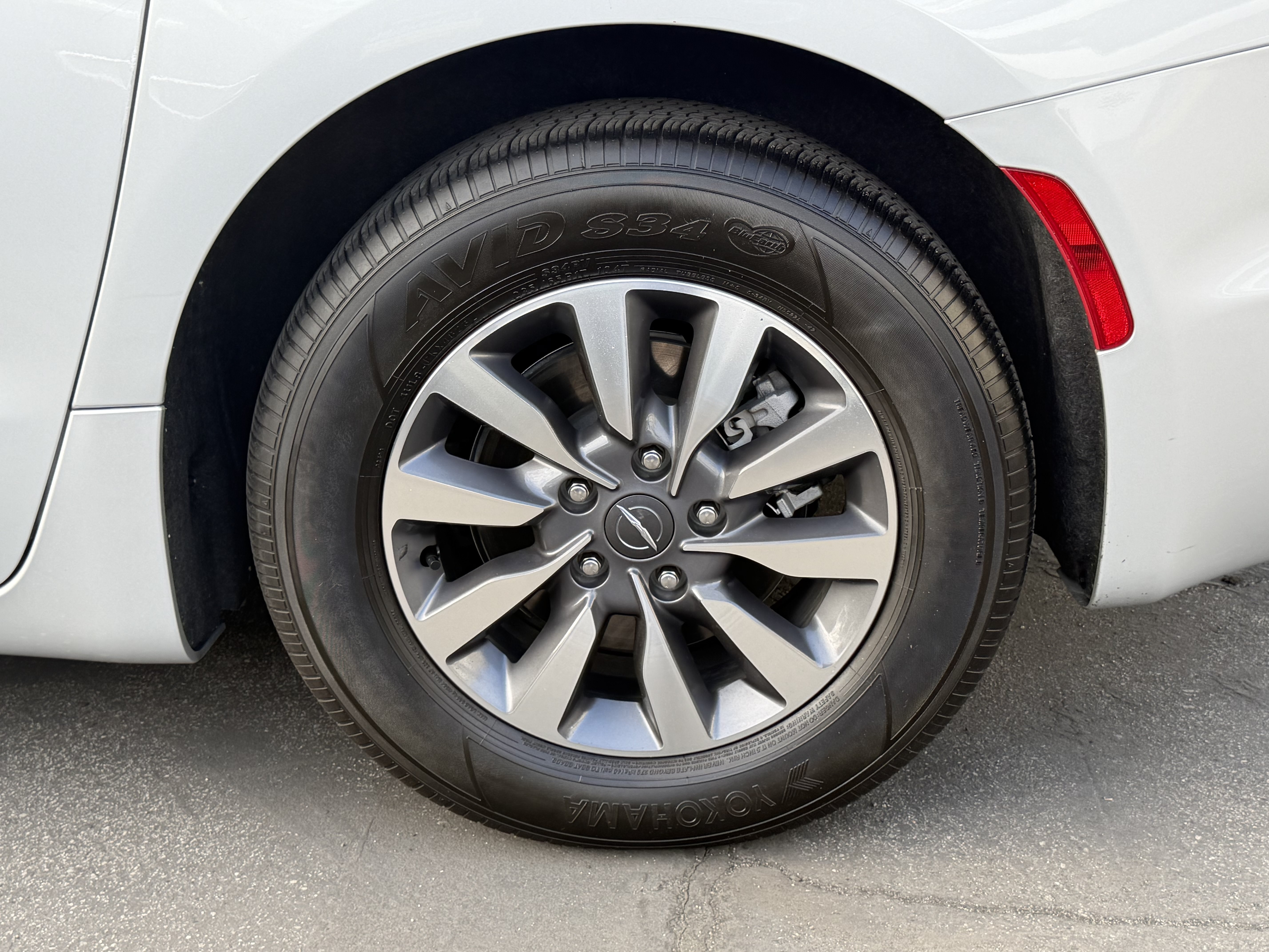 Certified 2024 Chrysler Pacifica Limited FWD image 18