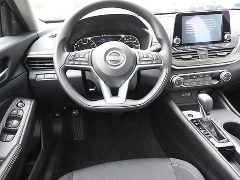 Used 2025 Nissan Altima 2.5 SV FWD image 15