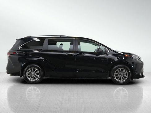 Used 2026 Toyota Sienna XLE AWD/4WD image 6