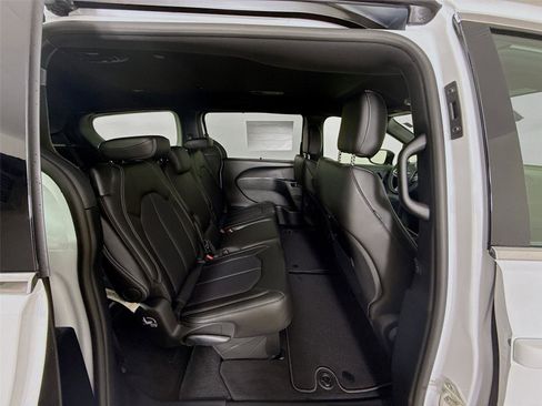 New 2026 Chrysler Pacifica Select image 30