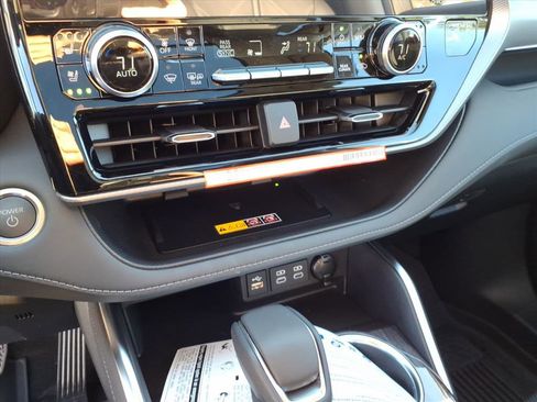 New 2026 Toyota Highlander Platinum image 14
