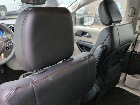 Used 2024 Chrysler Pacifica Touring-L image 25