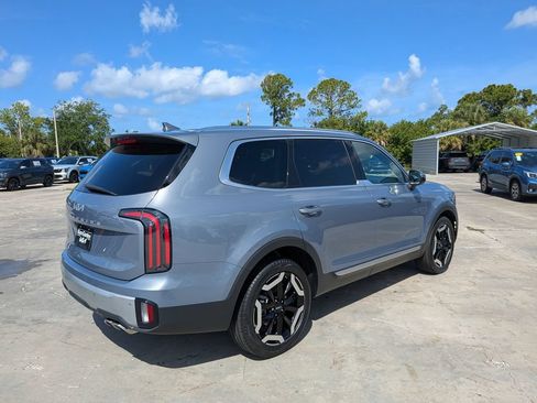 Certified 2023 Kia Telluride EX w/ EX Captain's Chair Package FWD image 8