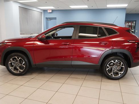 Used 2025 Chevrolet Trax LT w/ Driver Confidence Package FWD image 2
