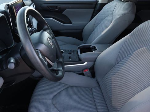 Used 2023 Toyota Highlander L image 14
