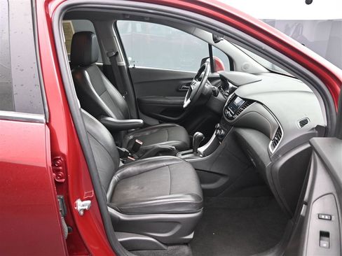 Used 2020 Chevrolet Trax LT w/ Driver Confidence Package image 9