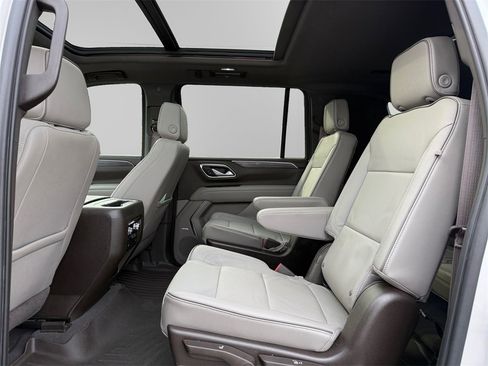 Used 2022 GMC Yukon XL SLT w/ SLT Premium Package image 13